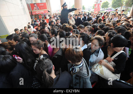 I candidati partecipano a un galateo test durante una fiera del lavoro assunzione di assistenti di linea aerea per il 2010 Guangzhou giochi asiatici in Wu Foto Stock
