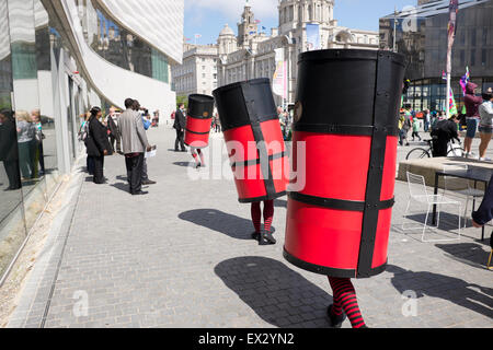 3 Cunard Rosso Nero di imbuti Street Divertimento Foto Stock