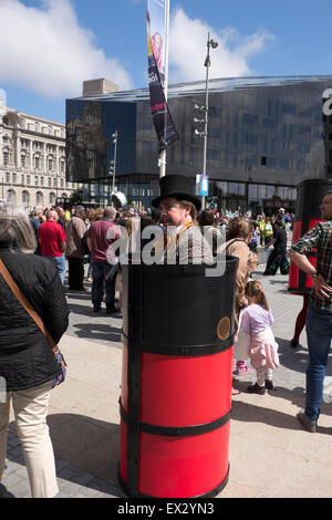 Cunard Rosso Nero di imbuti Street Divertimento Foto Stock