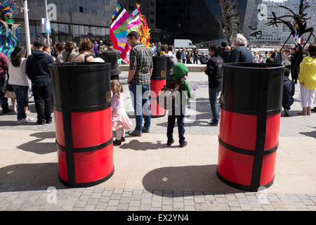 3 Cunard Rosso Nero di imbuti Street Divertimento Foto Stock