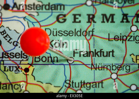 Close-up di una puntina rossa su una mappa di Francoforte, Germania Foto Stock