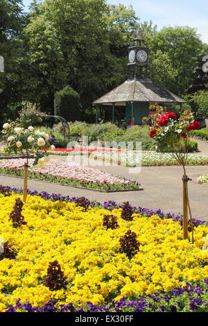 Tradizionale formale letti di fiori in Hall Leys Park, un premio winnning spazio pubblico in Matlock, Derbyshire, Inghilterra Gran Bretagna REGNO UNITO Foto Stock