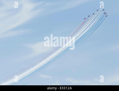 RAF frecce rosse team display soaring al di sopra di Weston super Mare Foto Stock