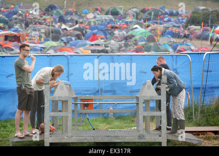 I frequentatori del festival, il lavaggio e la pulizia dei denti al mattino. Glastonbury 2015. Foto Stock