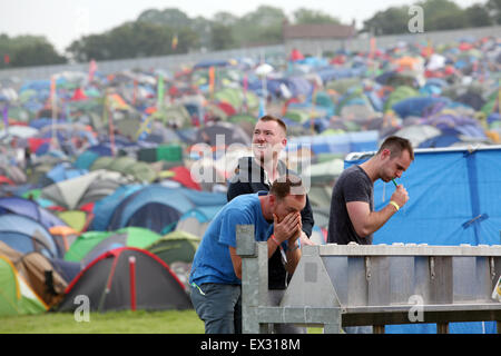 I frequentatori del festival, il lavaggio e la pulizia dei denti al mattino. Glastonbury 2015. Foto Stock