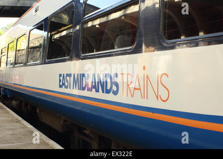 Un East Midlands treno attende di passeggeri su una piattaforma a Matlock stazione ferroviaria, Derbyshire, in Inghilterra, Regno Unito Foto Stock