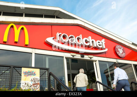 Roadchef Motorway Service station segno con McDonalds e caffè Costa segni Foto Stock