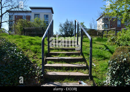 Passi che conducono fino al canale di Forth e Clyde in Dalmuir, Clydebank, Scozia Foto Stock