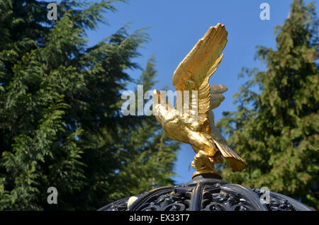 Dettaglio del Edwardian fontanella nel Parco Dalmuir. La foglia oro eagle Foto Stock