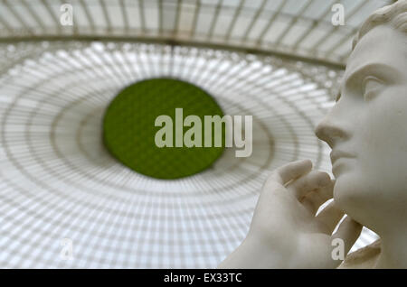 La statua di Capodanno in Kibble Palace, Botanic Gardens, Glasgow Foto Stock