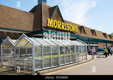 Esterno di Morrisons supermercato con acquirenti e carrelli per gli acquisti Foto Stock