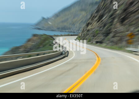 Pacific Coast Highway si snoda attraverso Big Sur - uno dei più panoramici costieri nel mondo. Foto Stock