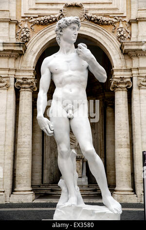 Replica di Michelangelo la statua del David in piedi nel cortile del Palazzo dei Conservatori a Roma. Foto Stock