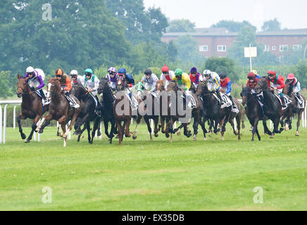 Hamburg, Amburgo, STATI UNITI D'AMERICA. 5 Luglio, 2015. Nutan (n. 6), guidato da Andrasch Starke e addestrati da Pietro Schiergen, vince la 146in esecuzione del gruppo 1 Deutsches Derby per tre anni a Luglio 05, 2015 in Hamburg-Horn Racecourse a Amburgo, Germania. (Bob Mayberger/Eclipse Sportswire) Credito: csm/Alamy Live News Foto Stock