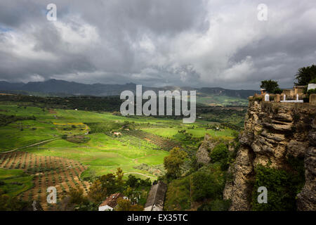 Pezzata sole sui verdi campi di fattoria in primavera a El tajo gorge da Mondragon Palace Ronda Spagna Foto Stock