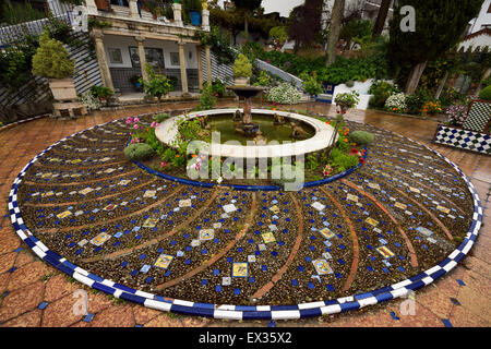 Bagnato pietre e piastrelle di forma circolare giardino fontana a palazzo mondragon ronda museo Andalusia Spagna Foto Stock