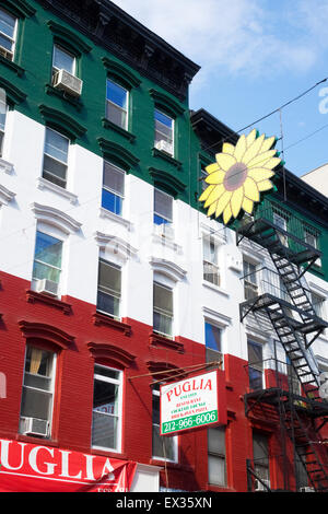 Ristorante Puglia edifici dipinti con i colori della bandiera italiana con un po' di Italia nella città di New York Foto Stock