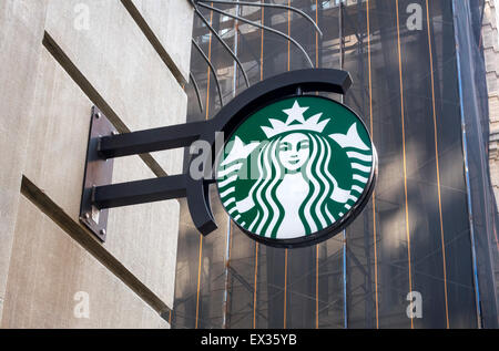 Segno di Starbucks con icona della società al di fuori di un coffee shop in New York City Foto Stock