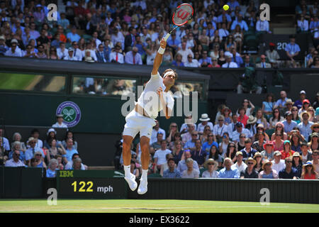 Il torneo di Wimbledon, Regno Unito. 04 Luglio, 2015. Il torneo di Wimbledon Tennis campionati. Gentlemens Singoli Terzo turno match Roger Federer (sui) © Azione Sport Plus/Alamy Live News Foto Stock