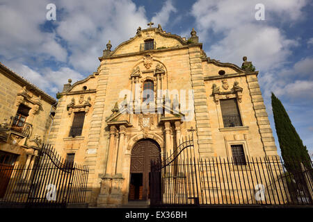 Architettura barocca di Santa Cecilia chiesa in Ronda Spagna precedentemente un convento per i piedi nudi Trinità ordine Foto Stock