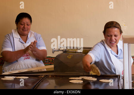 Tortillas di roll off la linea di produzione in Zacatecas, Messico Foto Stock