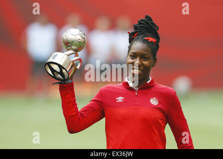 Vancouver, Canada. 5 Luglio, 2015. Canada's Kadeisha Buchanan pone con la sua Hyundai giovane giocatore premio durante la cerimonia di premiazione per il 2015 FIFA Coppa del Mondo Femminile a Vancouver in Canada, 5 luglio 2015. Credito: Ding Xu/Xinhua/Alamy Live News Foto Stock