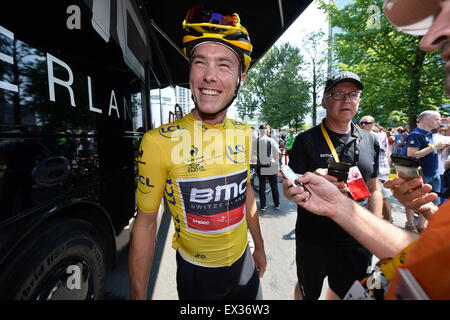 Utrecht, Paesi Bassi. 05 Luglio, 2015. Il Rohan Dennis del BMC Racing Team in giallo Maglia leader il ricovero per il sole durante la fase 2 del 102º edizione del Tour de France 2015 con inizio a Utrecht e finire in Zeeland, Paesi Bassi (166 km) Credito: Azione Sport Plus/Alamy Live News Foto Stock