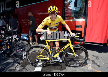 Utrecht, Paesi Bassi. 05 Luglio, 2015. Il Rohan Dennis del BMC Racing Team in giallo Maglia leader il ricovero per il sole durante la fase 2 del 102º edizione del Tour de France 2015 con inizio a Utrecht e finire in Zeeland, Paesi Bassi (166 km) Credito: Azione Sport Plus/Alamy Live News Foto Stock