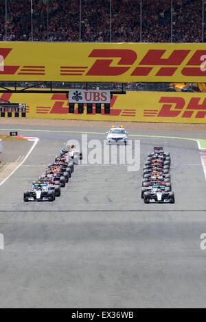 Silverstone, UK. 05 Luglio, 2015. Formula 1 Gran Premio di Gran Bretagna. La linea di automobili fino prima della partenza sulla griglia di credito: Azione Sport Plus/Alamy Live News Foto Stock