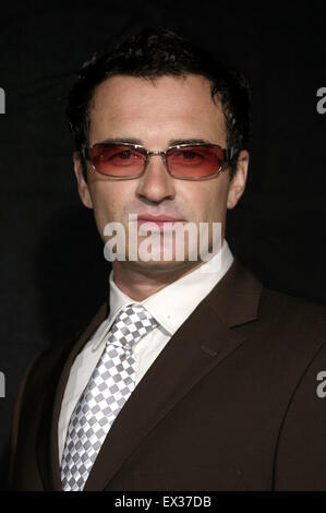 Julian McMahon assiste il nip tuck/terza stagione Premiere detenute a El Capitan Theater di Hollywood. Foto Stock