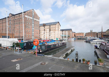 Barche ormeggiate nel bacino di Victoria a Gloucester docks Foto Stock