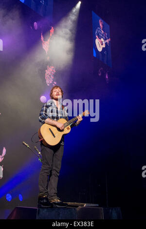 Milwaukee, Wisconsin, Stati Uniti d'America. 3 Luglio, 2015. Musicista ED SHEERAN suona dal vivo sul palco del Summerfest Music Festival a Milwaukee nel Wisconsin © Daniel DeSlover/ZUMA filo/Alamy Live News Foto Stock