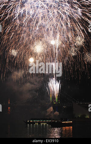 Fuochi d'artificio in Odaiba bay, Tokyo, Giappone Foto Stock