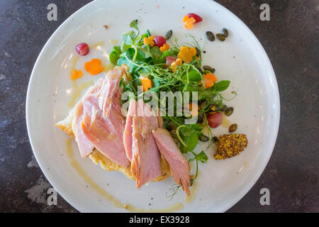 Café pranzo arrosto al miele prosciutto sandwich aperto con Pommery focaccia di senape insalata e sottaceti Chadwick & Co Coffee House e cucina Foto Stock