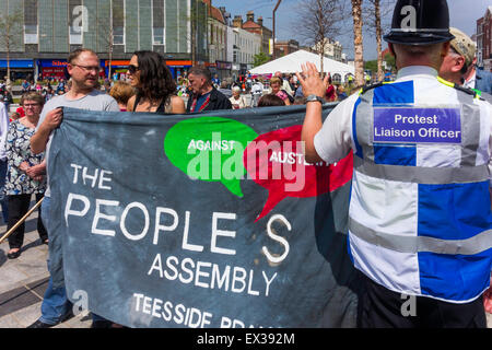 Un contatore-dimostrazione contro una sfilata da un gruppo Anti-Muslim con un banner per il popolo dell Assemblea del ramo di Teesside Foto Stock