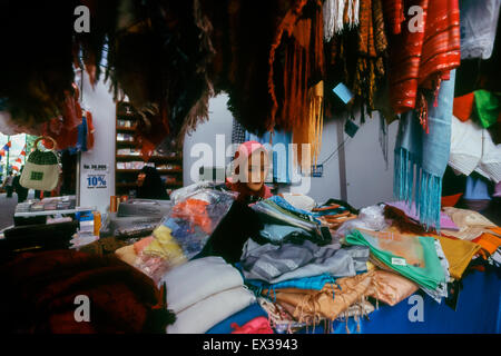 Un venditore di abbigliamento islamico femminile in un centro commerciale di fronte alla moschea Daarut Tauhiid a Gegerkalong, Bandung, Giava Occidentale, Indonesia. Foto Stock