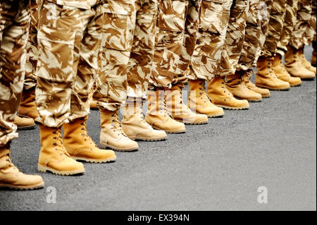 Piedi di soldati nel deserto il camuffamento uniforme militare in posizione di riposo Foto Stock