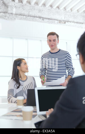 Multi-etnico business persone che lavorano in ufficio moderno Foto Stock