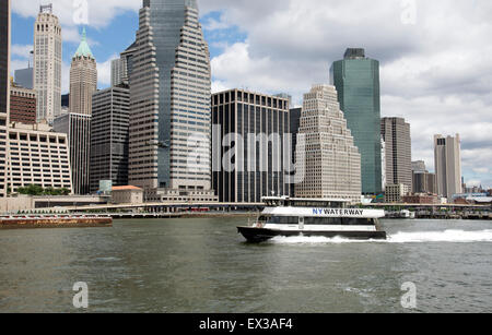 NY vie navigabili di traghetto passeggeri Lautenberg in corso sull'East River NYC con sfondo di Manhattan Foto Stock