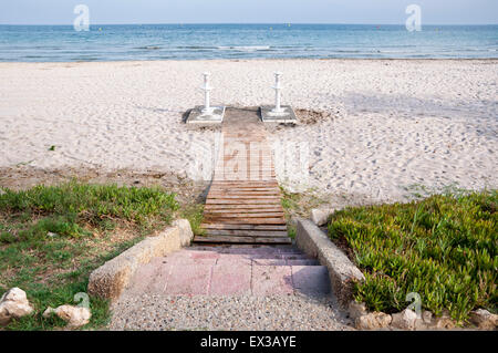 Di legno sentiero di accesso alla spiaggia. Foto Stock