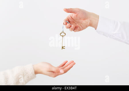 L uomo e la donna le mani passando il tasto Foto Stock