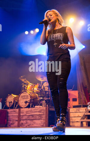 Milwaukee, Wisconsin, Stati Uniti d'America. 3 Luglio, 2015. Cantante Country Kellie Pickler si esibisce dal vivo sul palco con la sua band presso il Summerfest Music Festival a Milwaukee nel Wisconsin © Daniel DeSlover/ZUMA filo/Alamy Live News Foto Stock