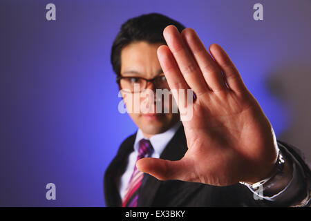 Imprenditore giapponese che dà il segno di stop Foto Stock