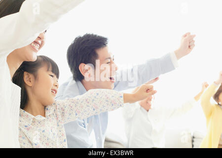Famiglia giapponese sul divano Foto Stock