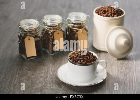 I chicchi di caffè in una tazza Foto Stock