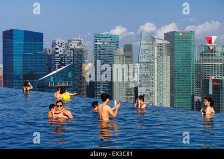 Relax presso il MBS piscina Infinity e godendo lo skyline della città Foto Stock