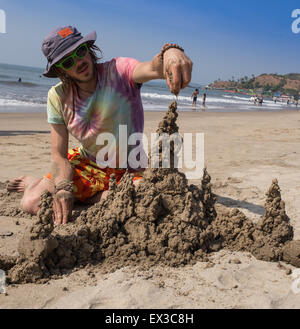 Castello di sabbia sulla spiaggia Foto Stock