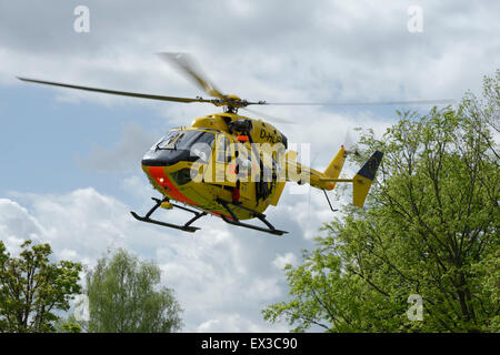 Salvataggio in elicottero in azione, ADAC aria Salvataggio in elicottero Christoph 1, D-HLIR, Alta Baviera, Baviera, Germania Foto Stock