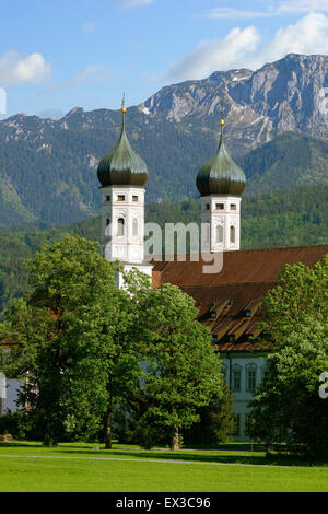 Abbazia di Benediktbeuern Benediktenwand contro la montagna cresta, Alta Baviera, Baviera, Germania Foto Stock