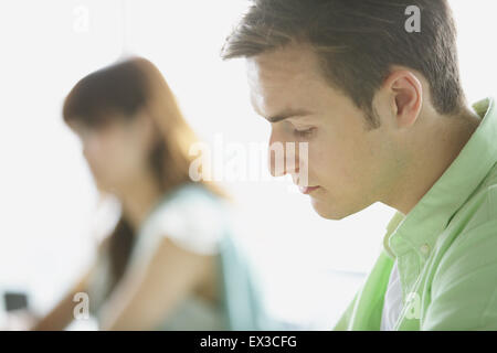 Gli studenti universitari in aula Foto Stock